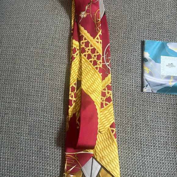 HERMÈS Tie Rare 100% Silk Horse Carriage People Bicycle Chain Red Yellow - Picture 6 of 13